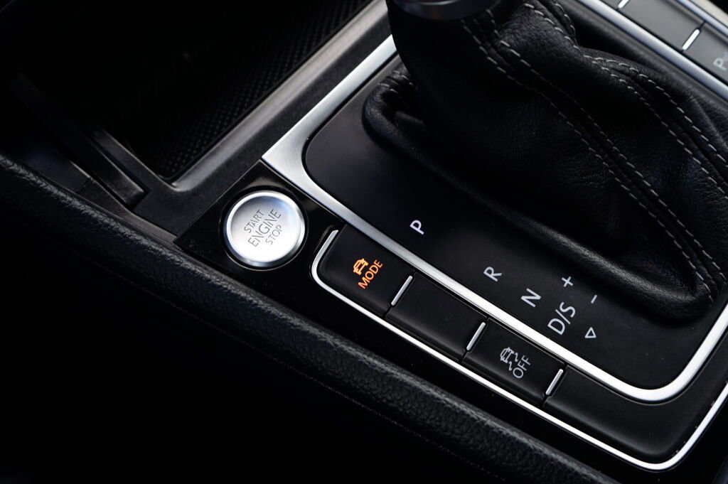 Used 2015 Volkswagen Golf R 4-Door image 18