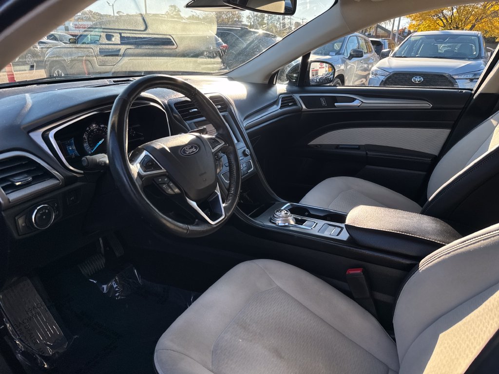 Used 2019 Ford Fusion SE w/ Equipment Group 151A FWD image 13