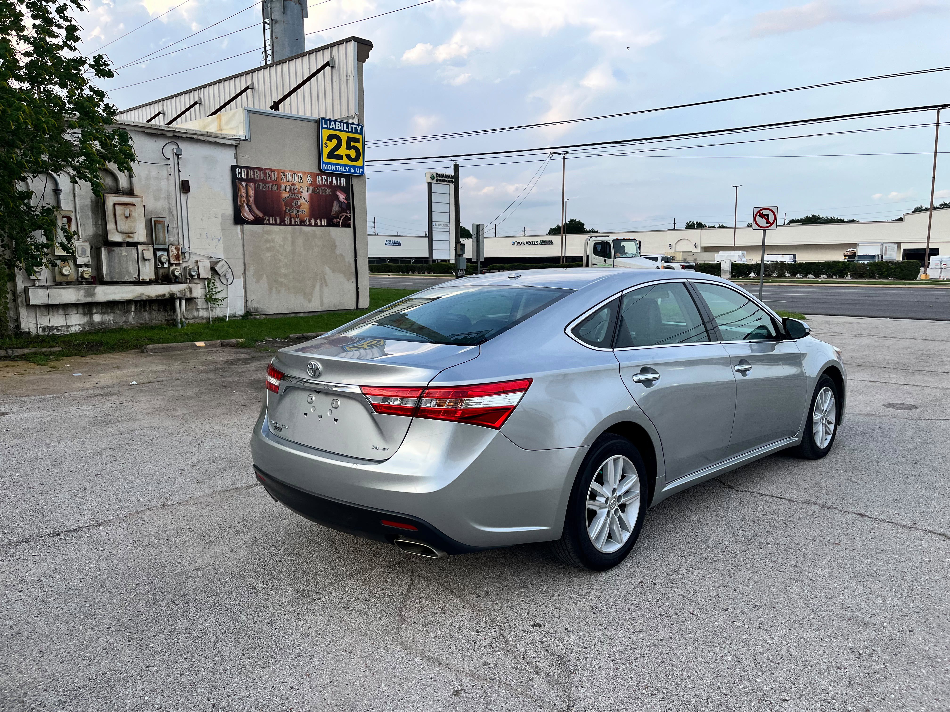 Used 2015 Toyota Avalon XLE FWD image 4