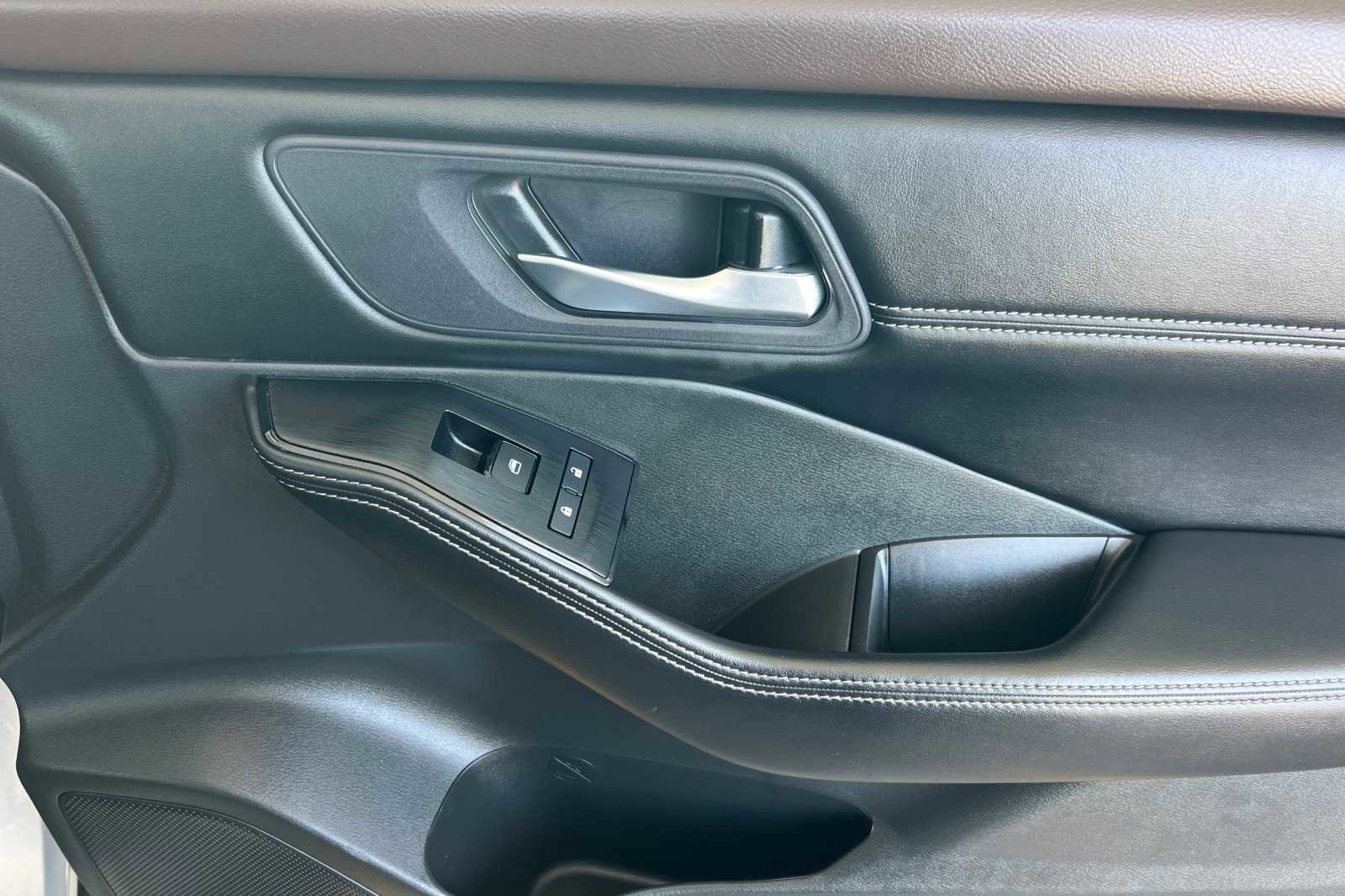 Used 2023 Nissan Rogue SV w/ SV Premium B Package image 19