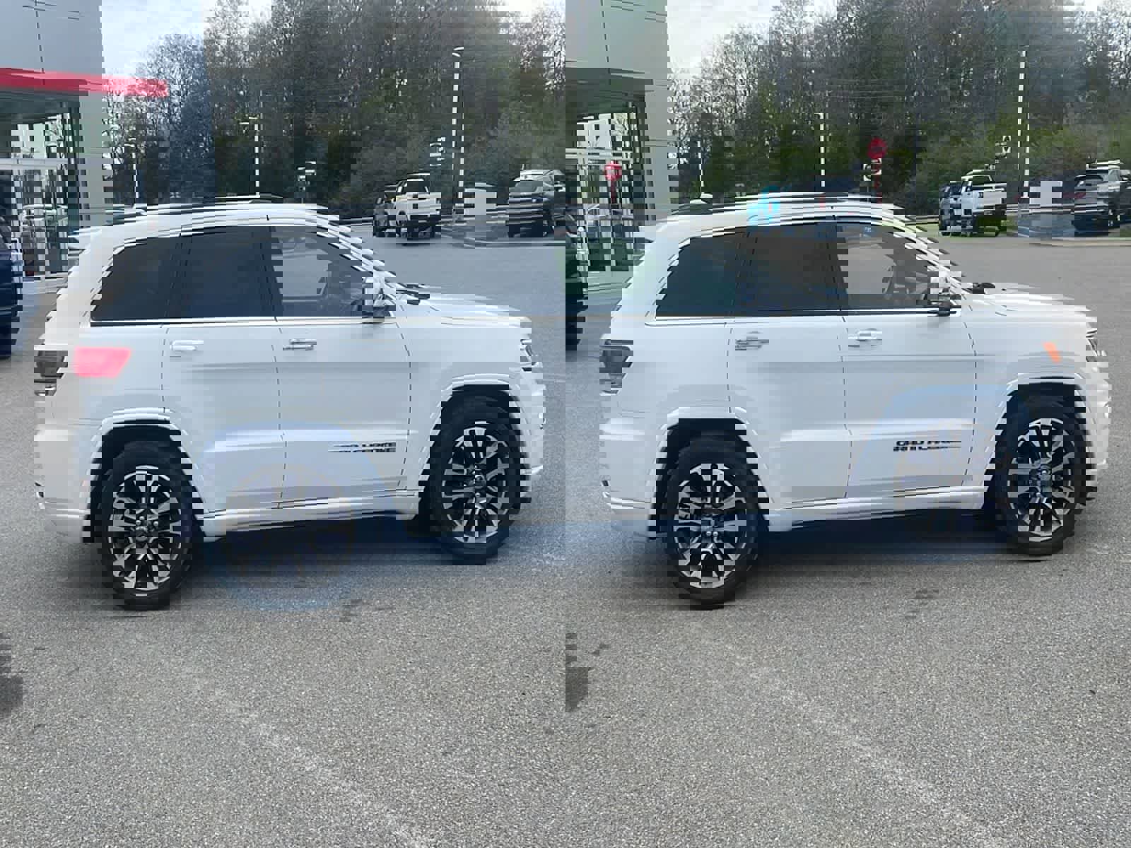 Used 2017 Jeep Grand Cherokee Overland AWD/4WD image 10