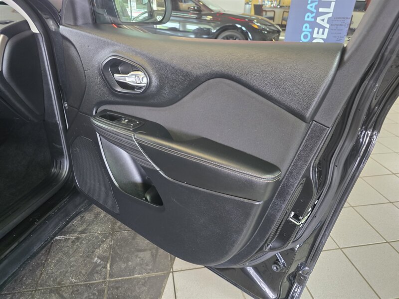 Used 2016 Jeep Cherokee Sport FWD image 15