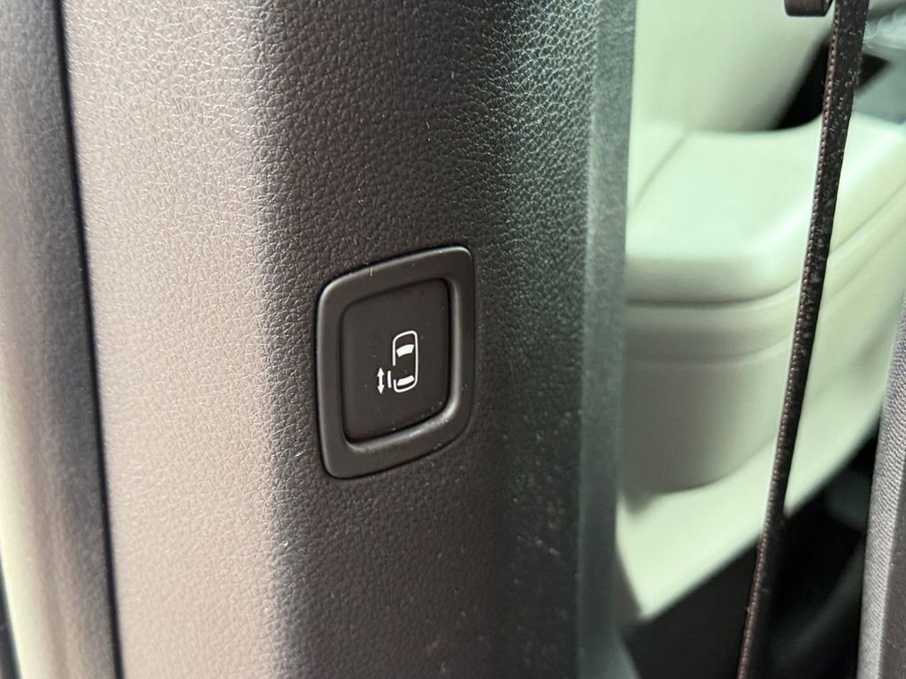 Used 2023 Kia Carnival LX FWD image 23