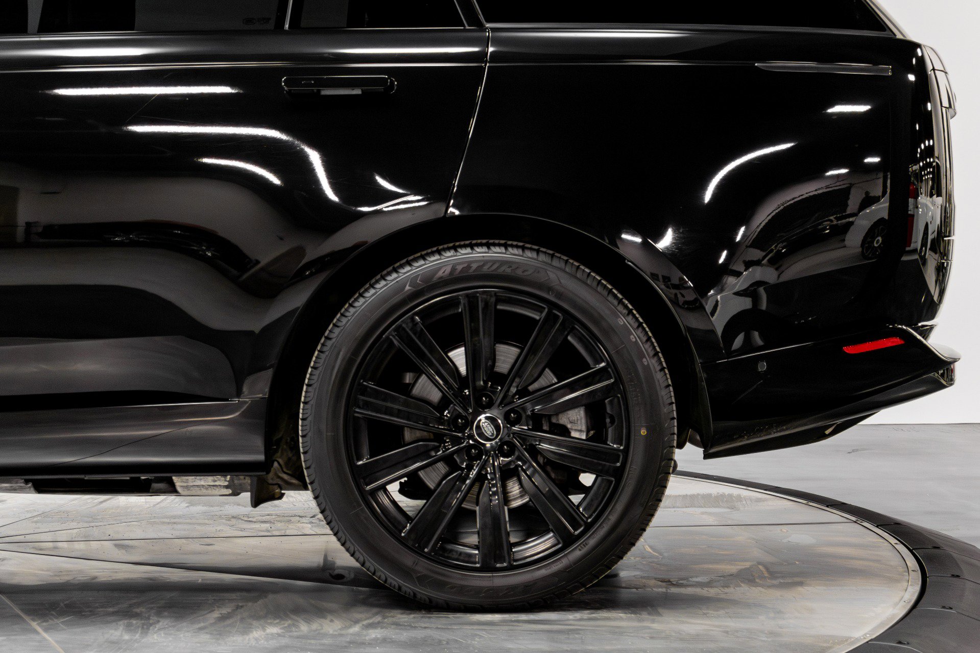 Used 2023 Land Rover Range Rover Long Wheelbase SE image 40