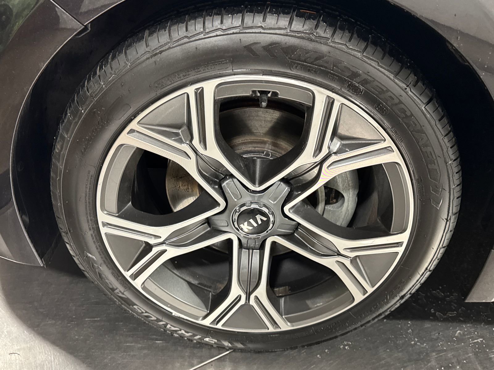 Used 2020 Kia Stinger GT-Line RWD image 2