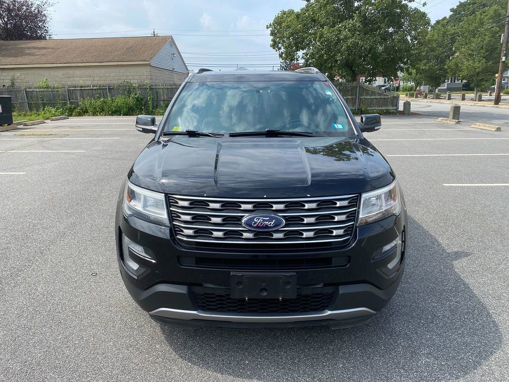 Used 2017 Ford Explorer XLT w/ Equipment Group 202A image 3