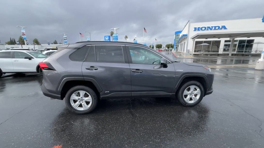 Used 2020 Toyota RAV4 LE image 9