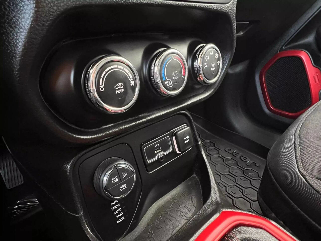 Used 2015 Jeep Renegade Trailhawk w/ Safety & Security Group I AWD/4WD image 32