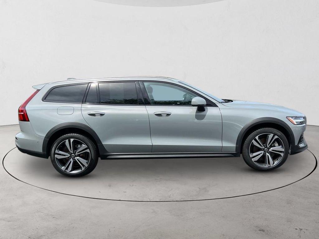 Certified 2025 Volvo V60 B5 Cross Country Plus AWD/4WD image 6