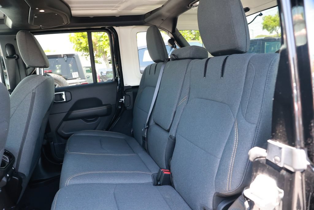 Used 2025 Jeep Wrangler Unlimited Sahara AWD/4WD image 34