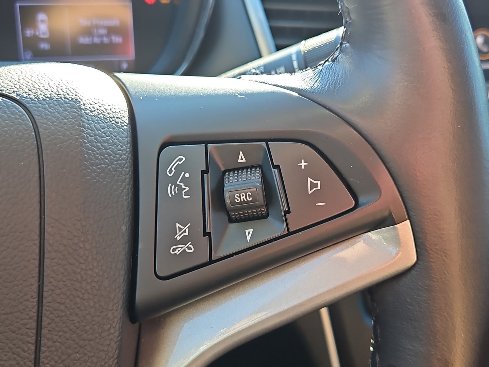 Used 2020 Chevrolet Trax LT w/ LT Convenience Package AWD/4WD image 19