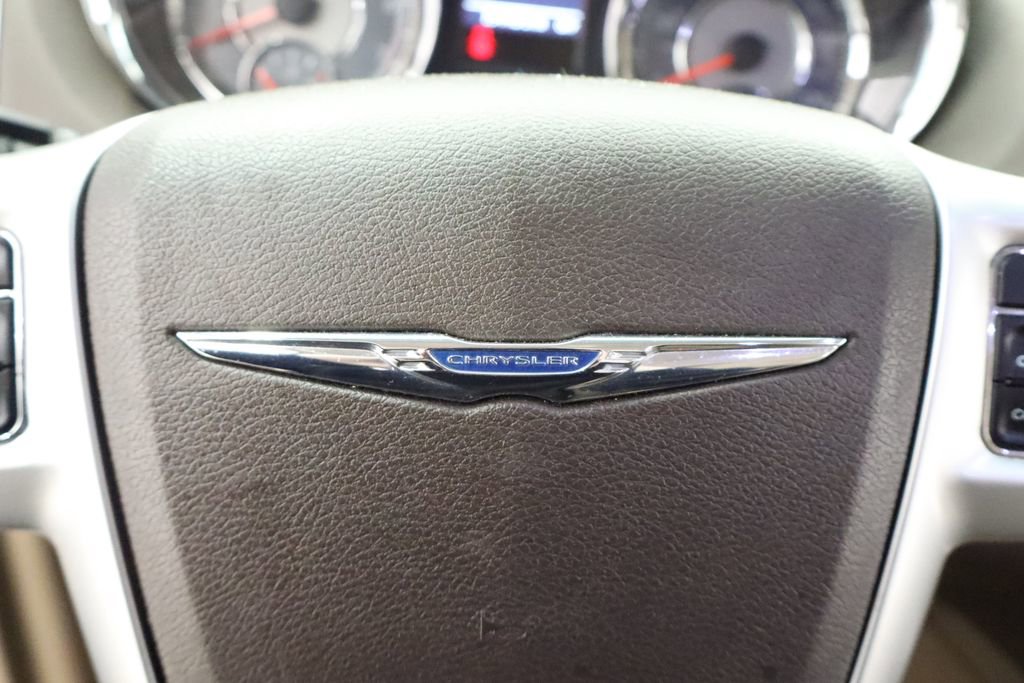 Used 2014 Chrysler Town & Country Touring FWD image 25