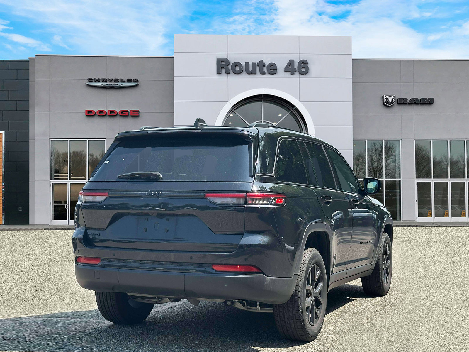 Used 2024 Jeep Grand Cherokee Altitude AWD/4WD image 5
