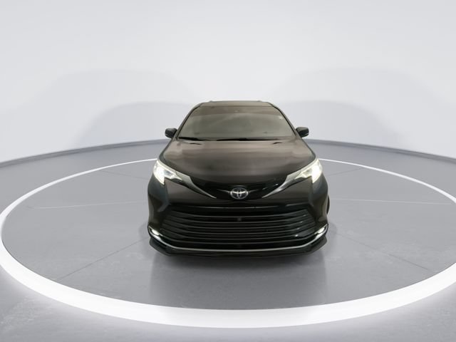 Used 2023 Toyota Sienna Platinum FWD image 7