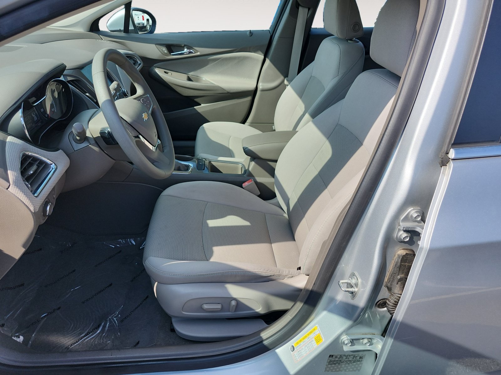 Used 2017 Chevrolet Cruze LT w/ Sun And Sound Package FWD image 9