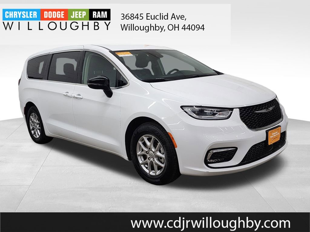 Used 2024 Chrysler Pacifica Touring-L image 3