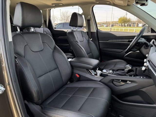 Used 2025 Kia Telluride EX w/ EX Captain's Chair Package FWD image 34