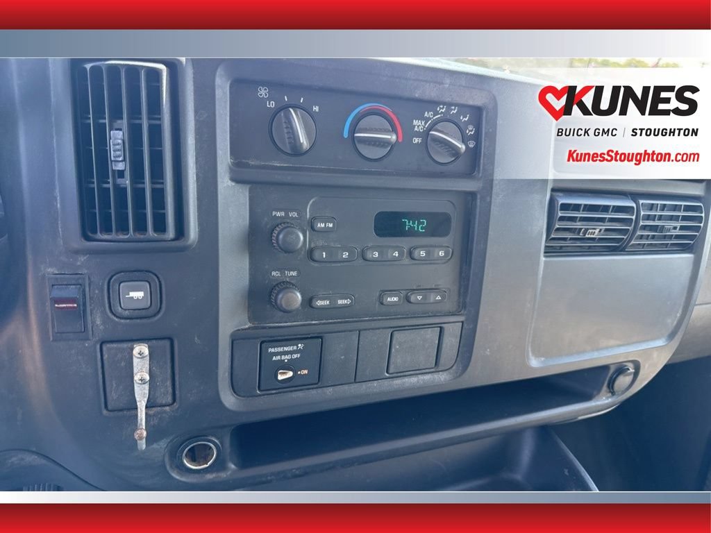 Used 2004 Chevrolet Express 3500 w/ Chrome Appearance Package RWD image 26