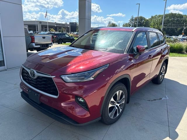 Used 2023 Toyota Highlander XLE AWD/4WD image 3