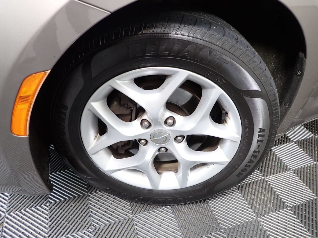 Used 2017 Chrysler Pacifica Touring-L w/ Tire & Wheel Group FWD image 40