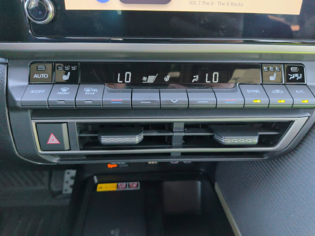 Used 2025 Toyota Camry SE w/ Convenience Package FWD image 22