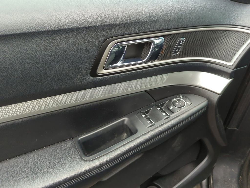 Used 2016 Ford Explorer XLT w/ Equipment Group 201A image 8