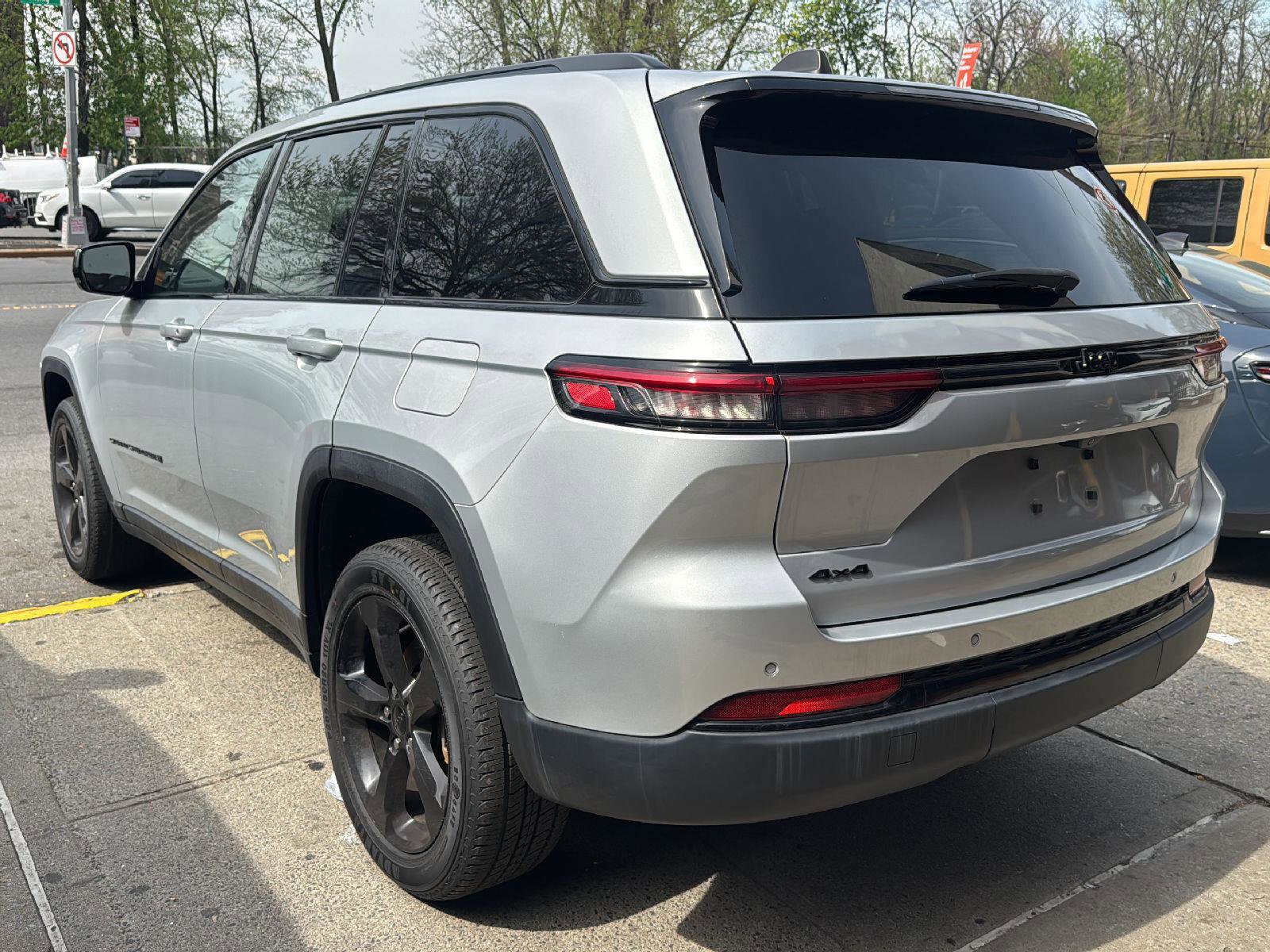 Used 2023 Jeep Grand Cherokee Altitude AWD/4WD image 5