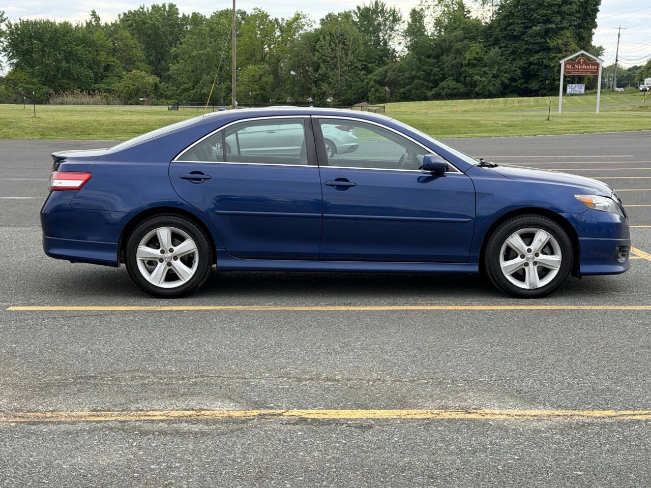 Used 2010 Toyota Camry SE FWD image 6
