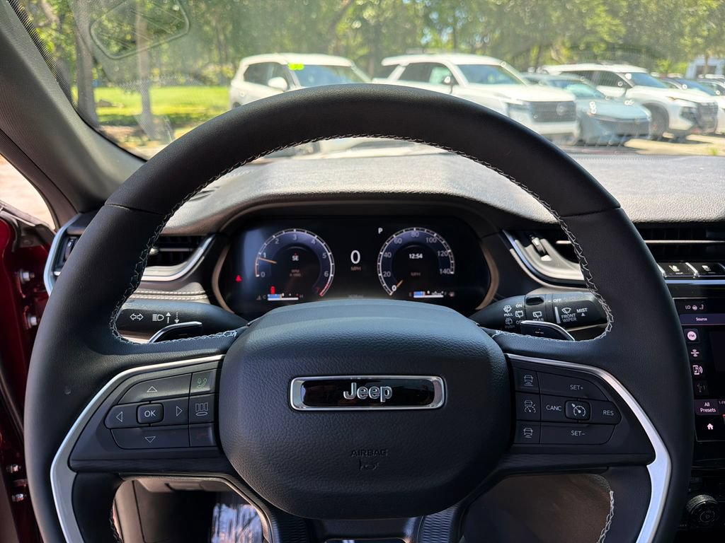 Used 2025 Jeep Grand Cherokee Altitude RWD image 21