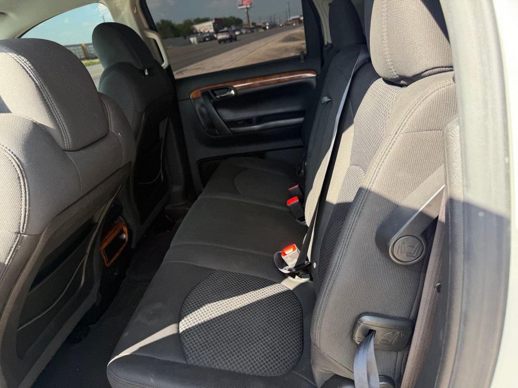 Used 2008 Saturn Outlook XR w/ Advanced Audio Package FWD image 18