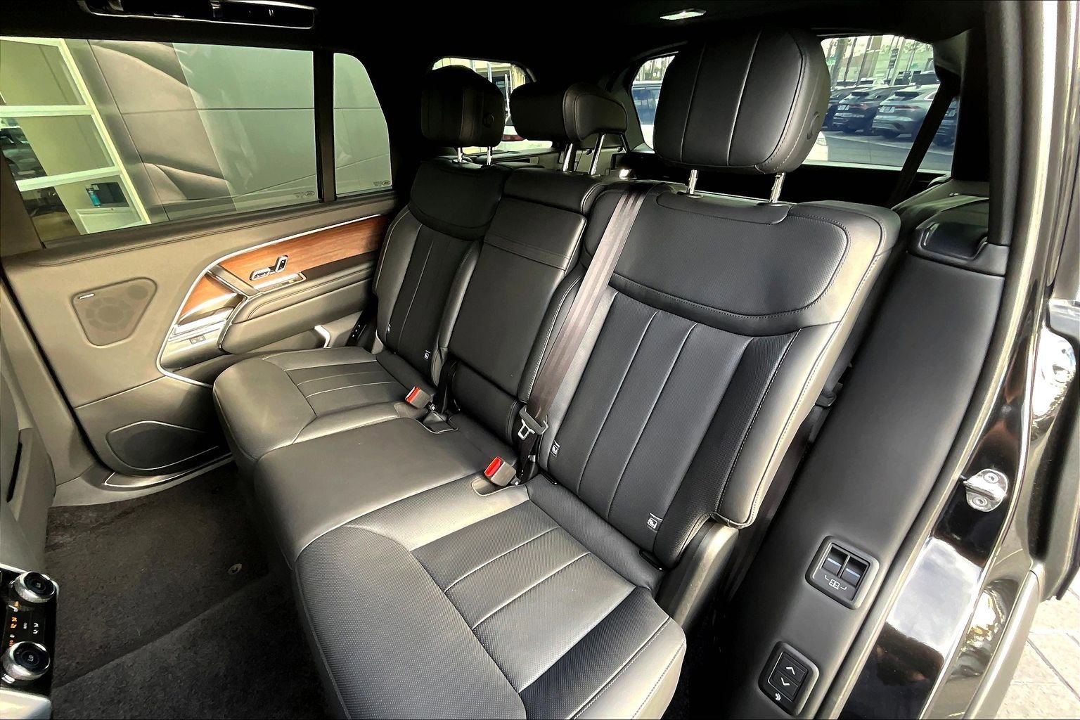 Certified 2025 Land Rover Range Rover Long Wheelbase SE image 25
