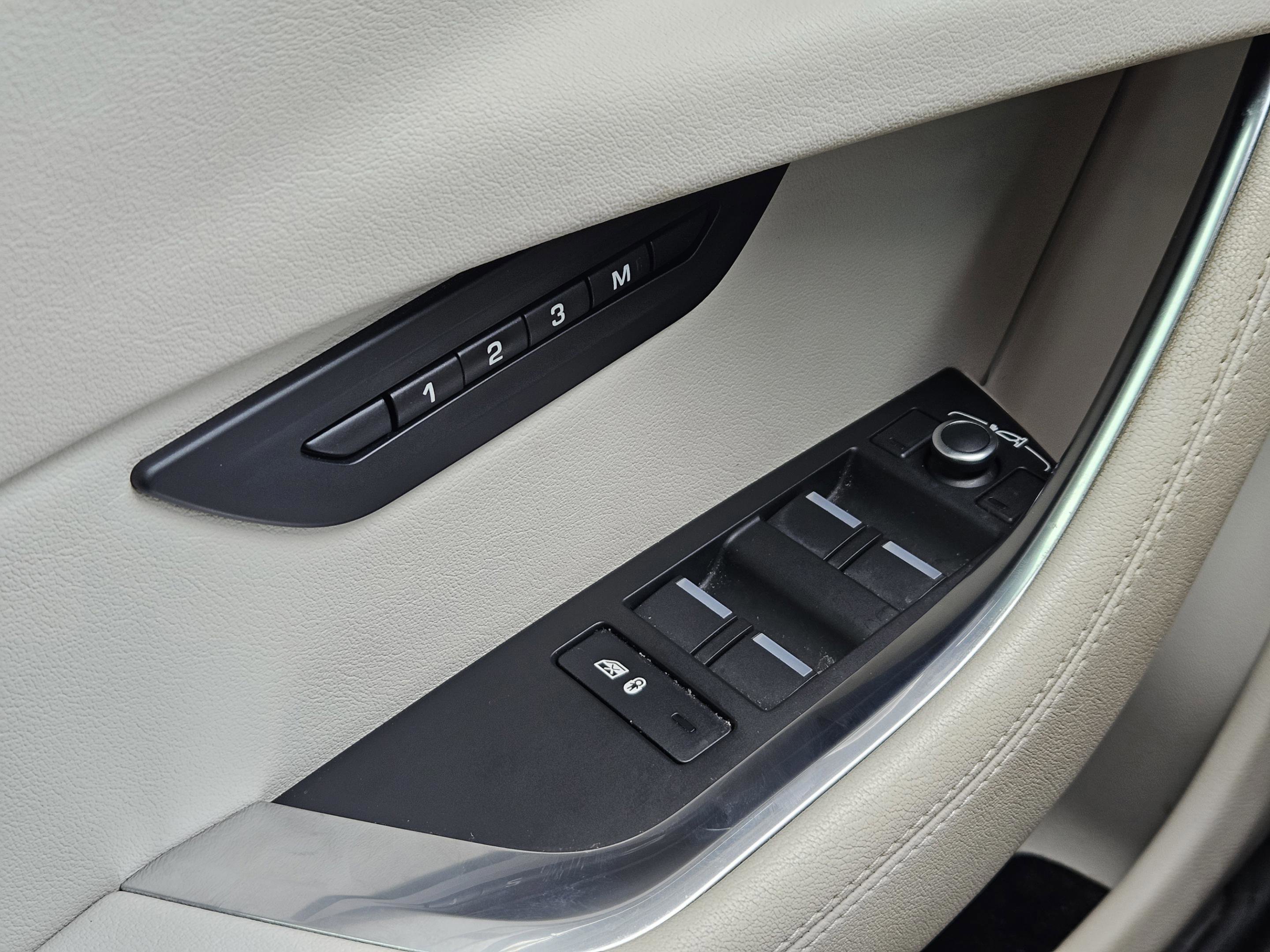 Used 2020 Jaguar XE S RWD image 11