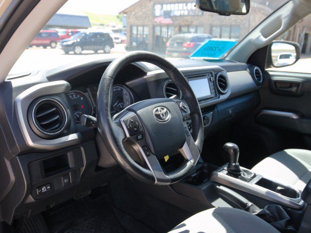 Used 2018 Toyota Tacoma SR5 AWD/4WD image 16