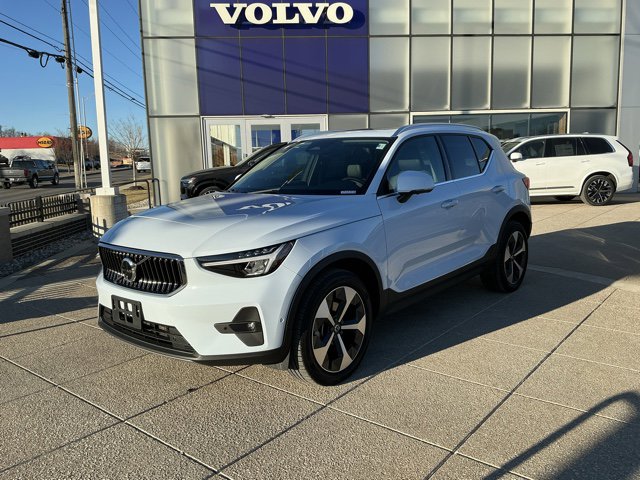 Certified 2025 Volvo XC40 B5 Plus image 1