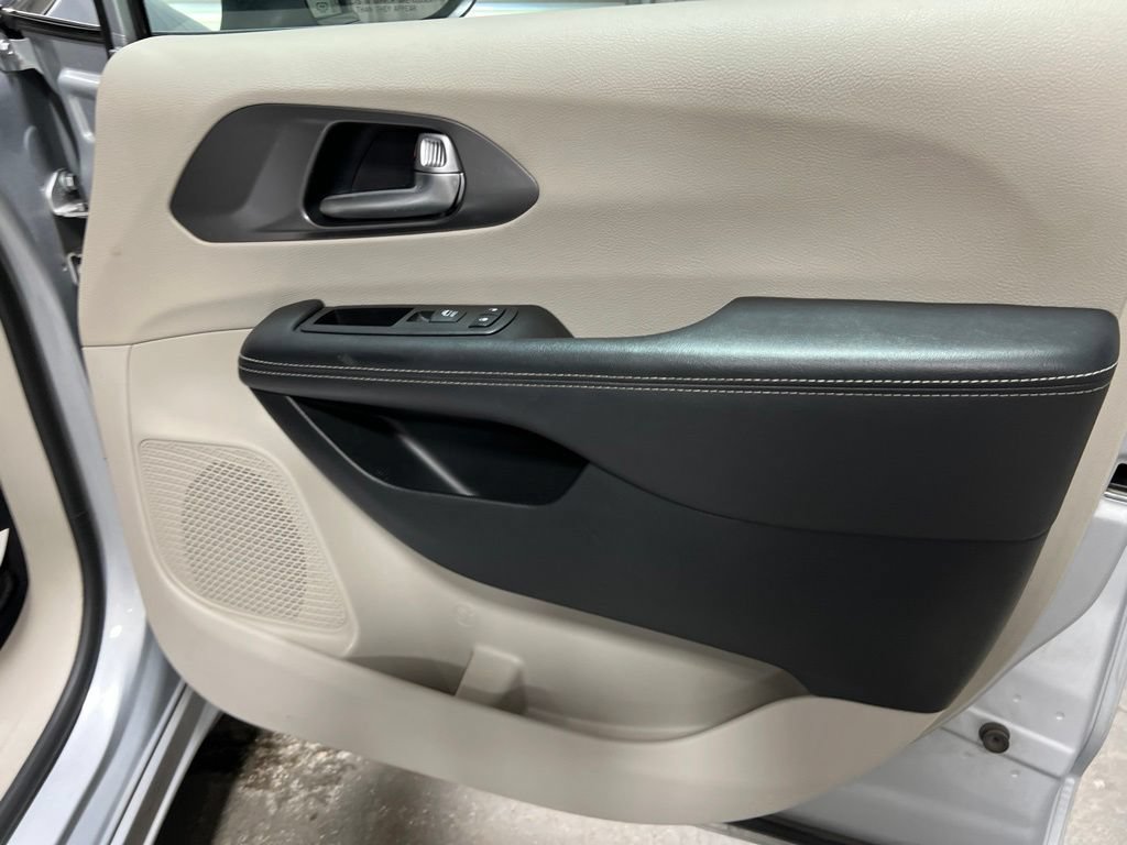 Used 2023 Chrysler Pacifica Touring-L FWD image 10