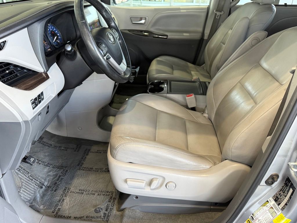 Used 2015 Toyota Sienna XLE w/ XLE Navigation Package image 19