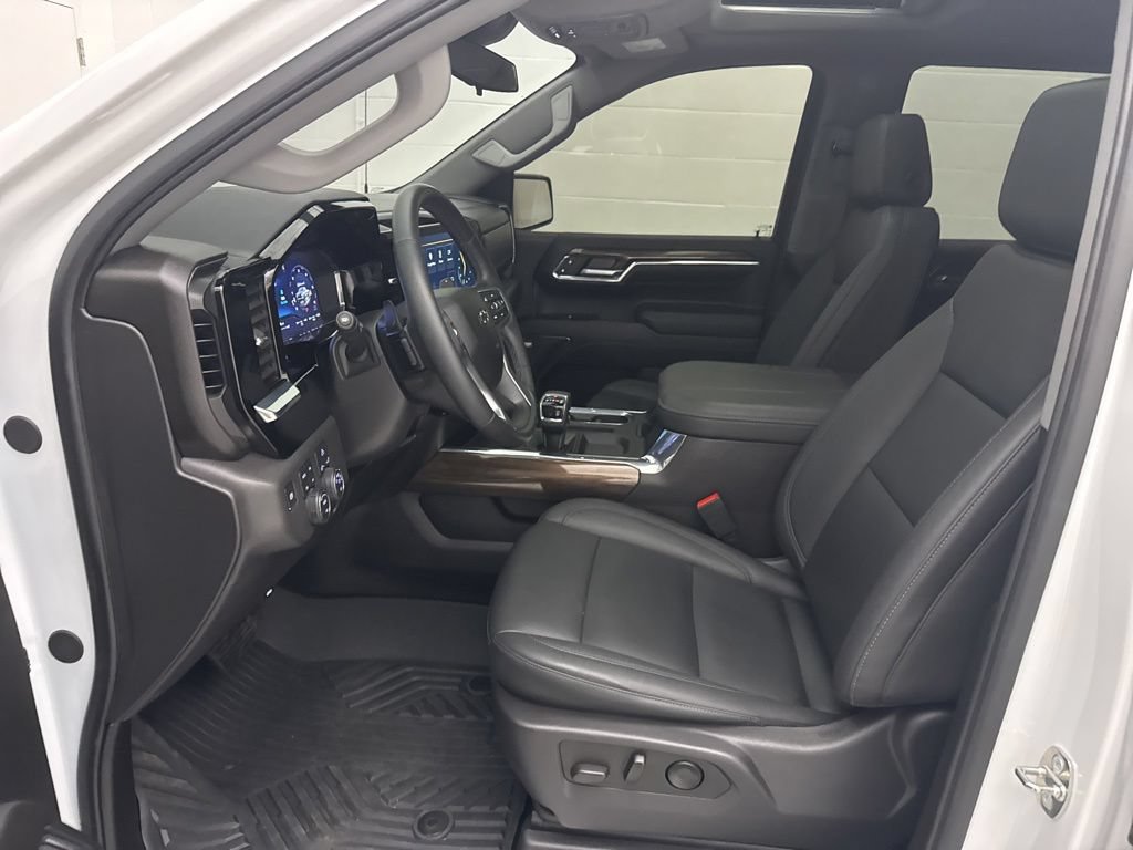 Used 2024 Chevrolet Silverado 1500 LT Trail Boss w/ Convenience Package II AWD/4WD image 16