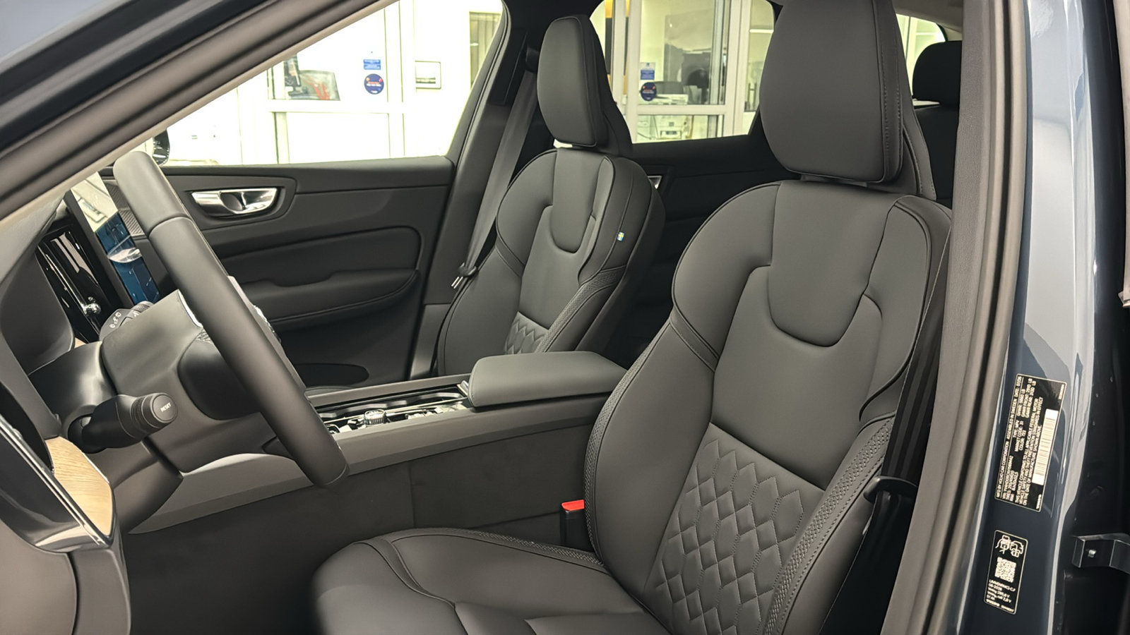 New 2027 Volvo XC60 T8 Plus AWD/4WD image 23