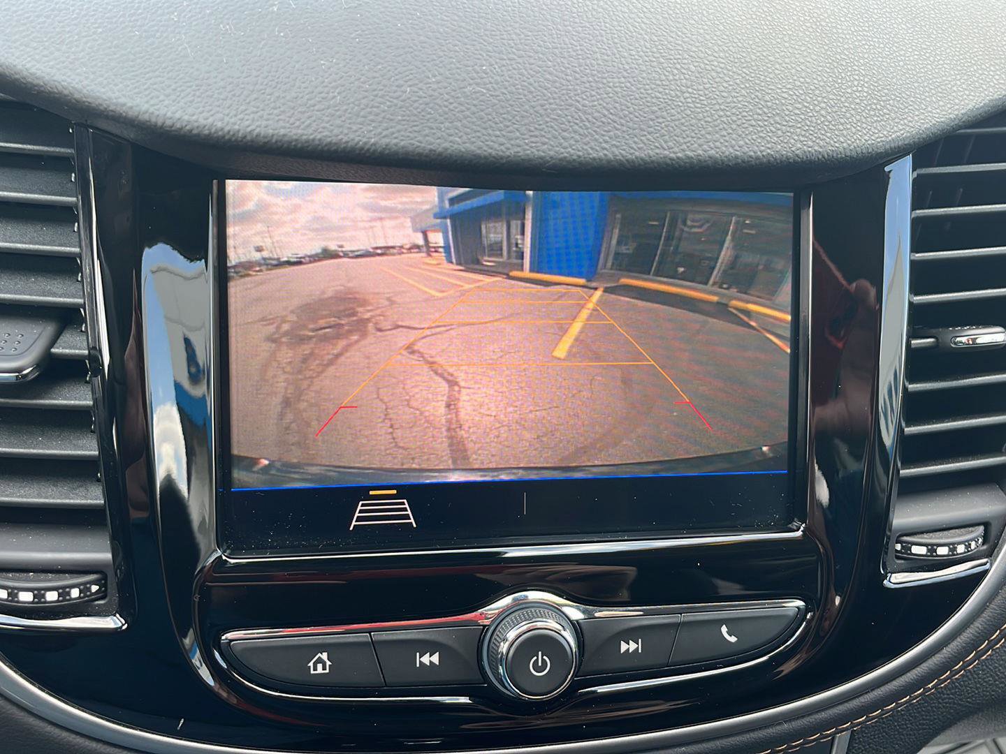 Used 2022 Chevrolet Trax LT w/ Driver Confidence Package image 14