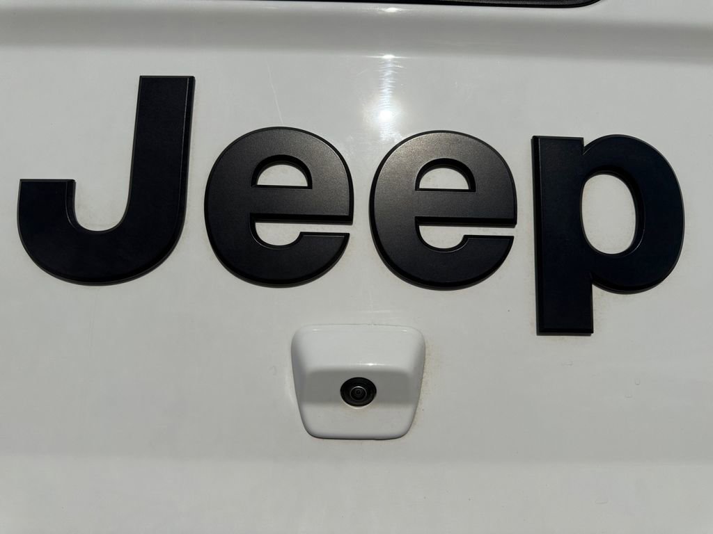 Certified 2023 Jeep Gladiator Willys image 17