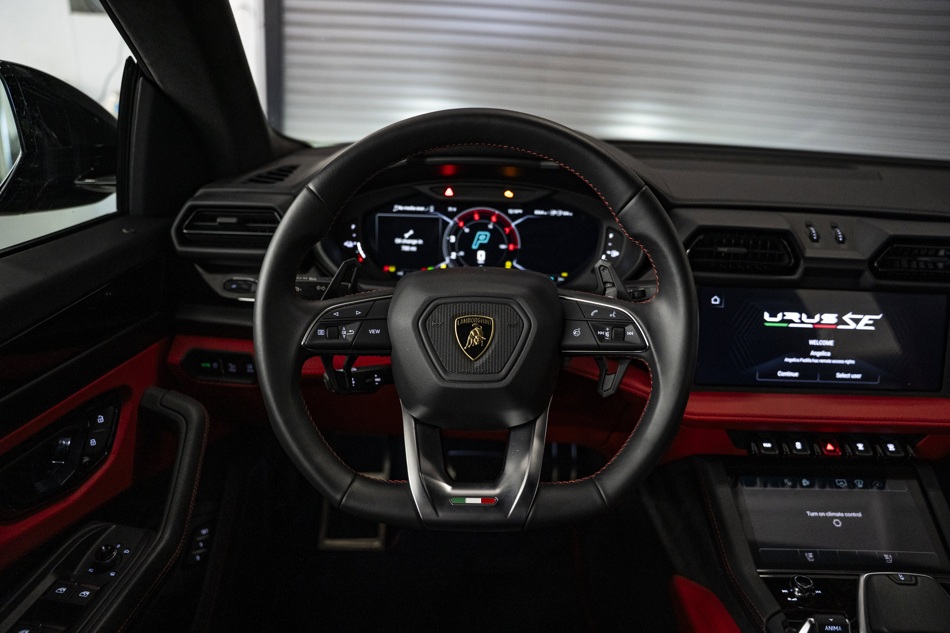 Used 2025 Lamborghini Urus SE AWD/4WD image 39