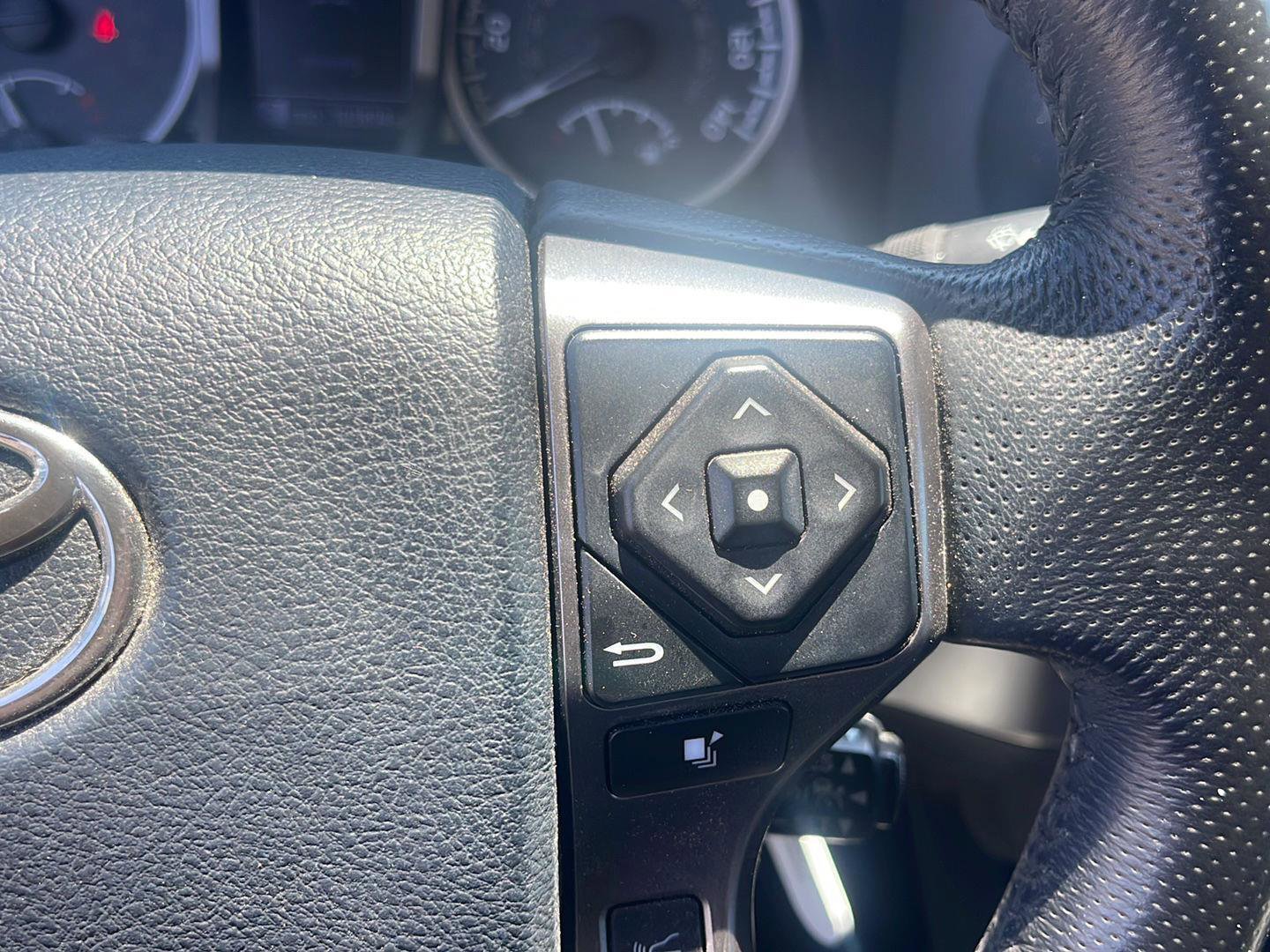 Used 2018 Toyota Tacoma SR5 RWD image 16