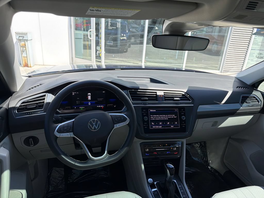 Certified 2023 Volkswagen Tiguan SE w/ Panoramic Sunroof Package AWD/4WD image 15