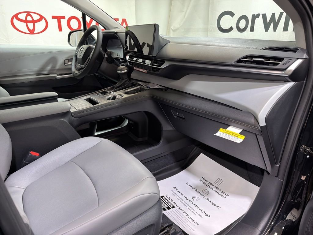 Used 2026 Toyota Sienna XLE image 11