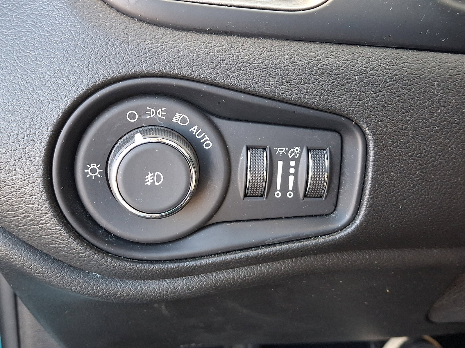 Used 2022 Jeep Renegade Limited w/ Sun, Sound & Wheels Group image 24