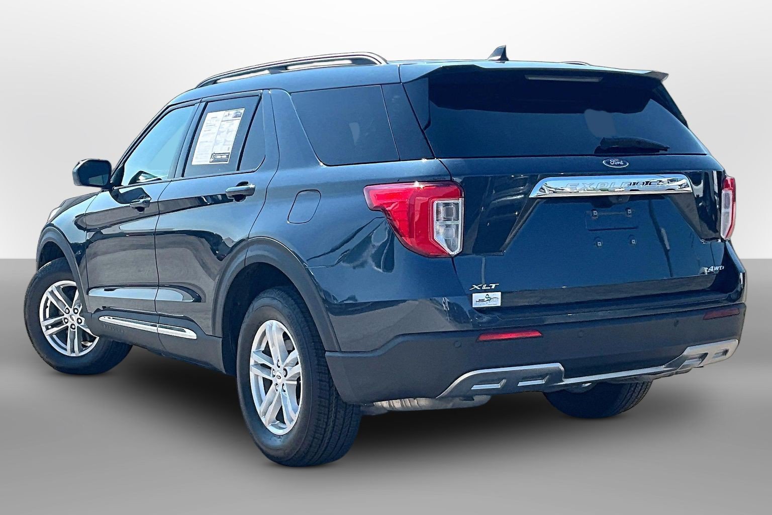 Used 2023 Ford Explorer XLT w/ Equipment Group 202A AWD/4WD image 10