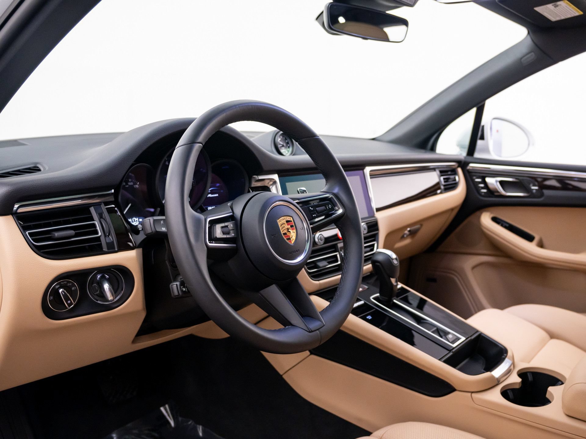 Certified 2026 Porsche Macan AWD/4WD image 4