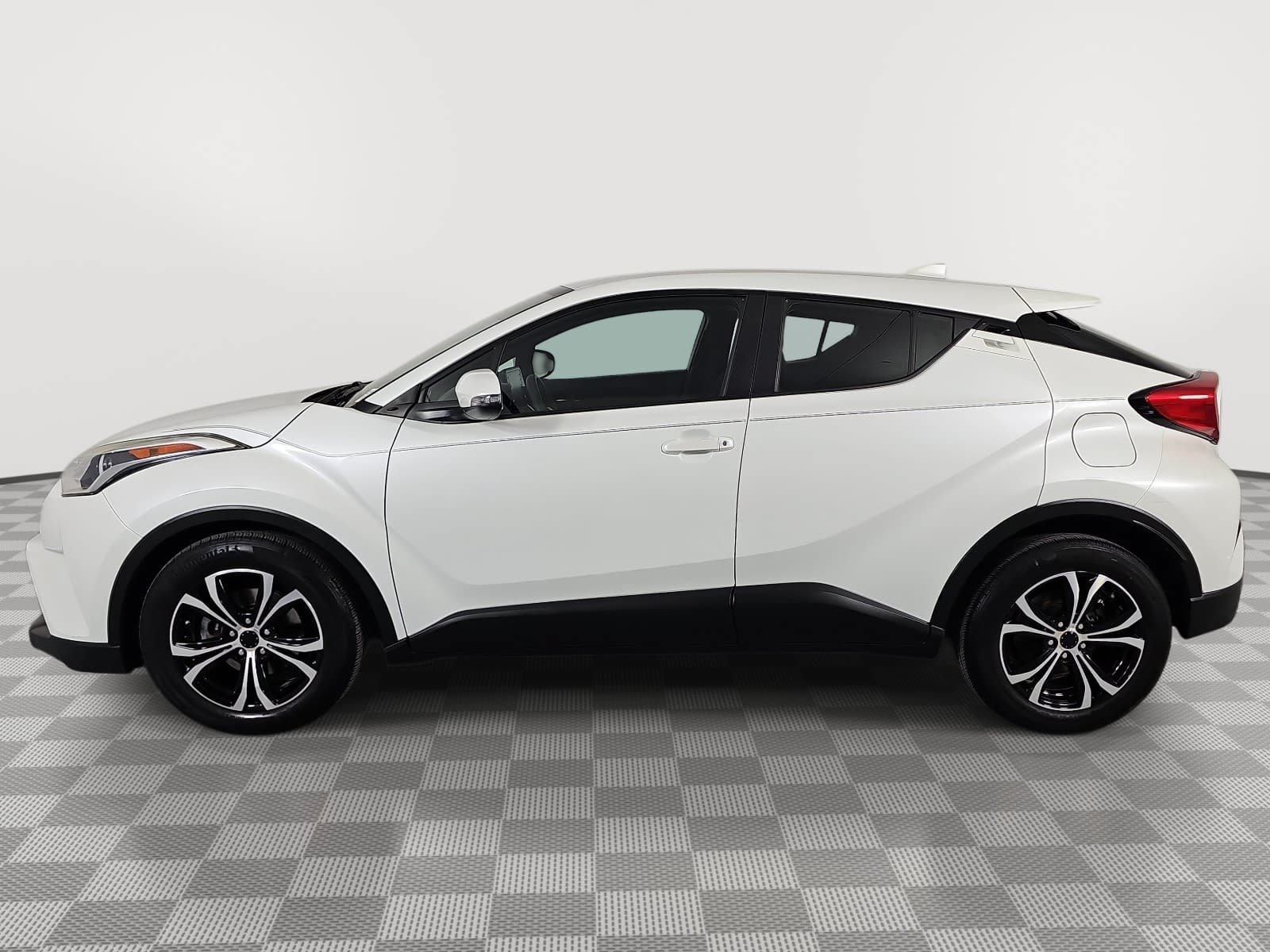 Used 2019 Toyota C-HR LE FWD image 5
