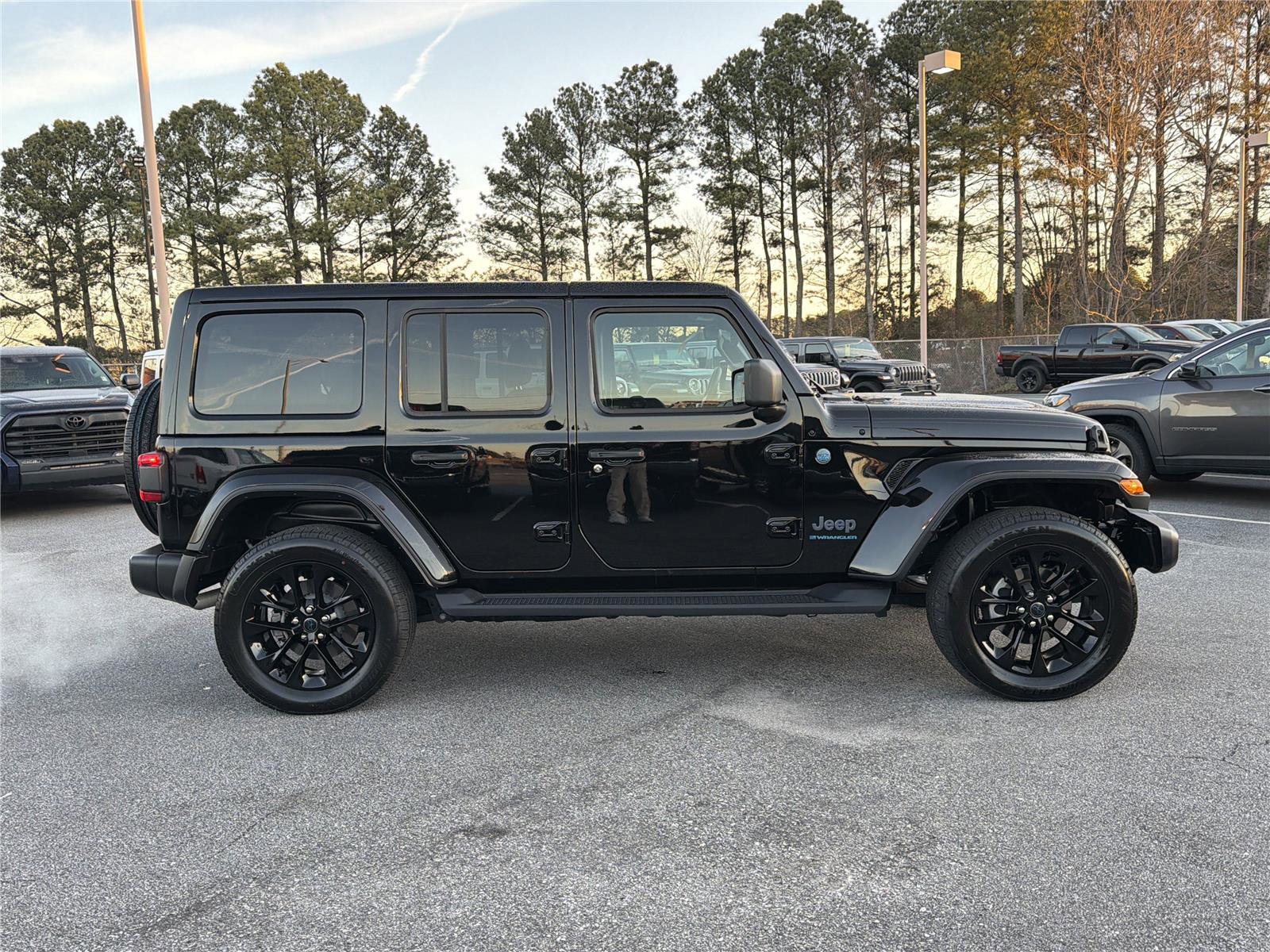 Used 2025 Jeep Wrangler Sahara image 5