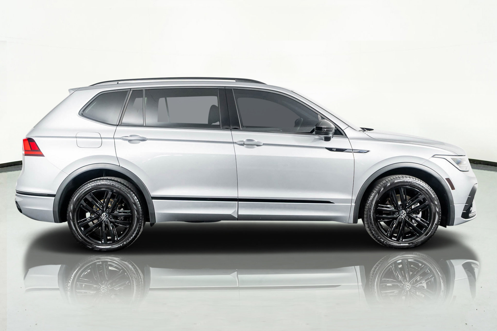 Used 2022 Volkswagen Tiguan SE R-Line image 5